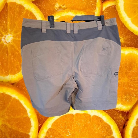 REI Tan and Gray Short with Front and Back Pockets Size 38 - Picture 5 of 6